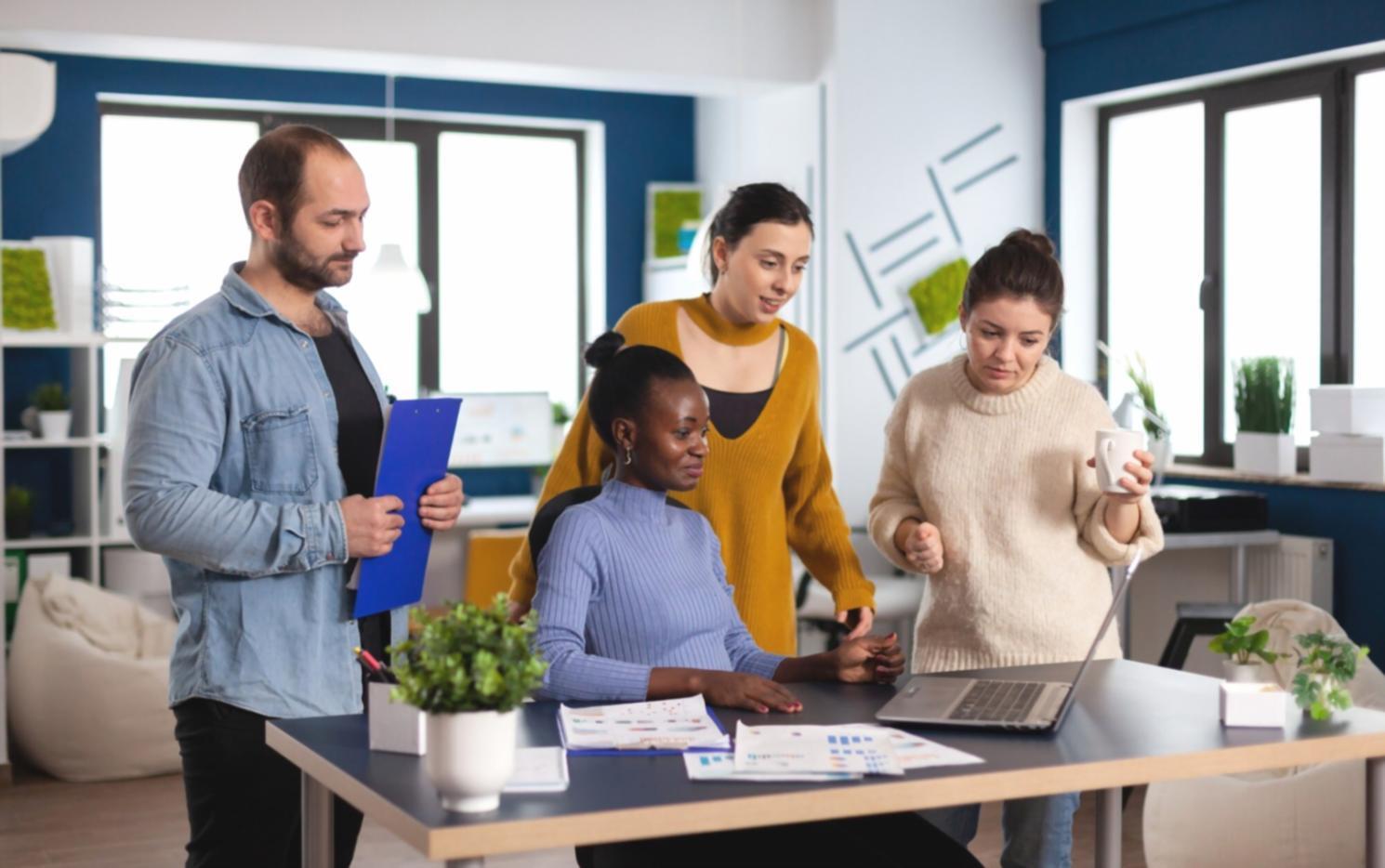 Optimal eingerichteter Arbeitsplatz mit natürlichem Licht und ergonomischen Möbeln
